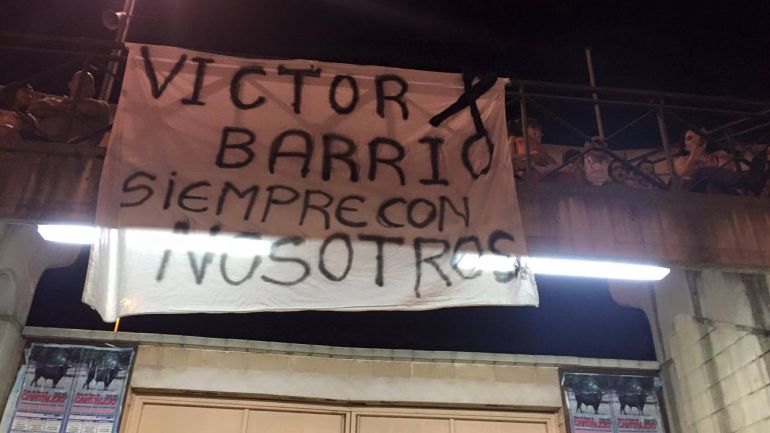 Pancarta tras el fallecimiento de Víctor Barrio Pancarta tras el fallecimiento de Víctor Barrio