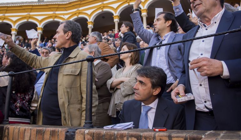 El ganadero Victorino Martín hijo, asiste a la sexta corrida de abono de la Maestranza de Sevilla, en la que sus famosos toros han vuelto a esta plaza un año después de que fuera indultado en este mismo ruedo 'Cobradiezmos', un bravo ejemplar de la divisa azul y roja. El cartel ha estado compuesto por los diestros Manuel Escribano, Paco Ureña y Antonio Ferrera El ganadero Victorino Martín hijo, asiste a la sexta corrida de abono de la Maestranza de Sevilla, en la que sus famosos toros han vuelto a esta plaza un año después de que fuera indultado en este mismo ruedo 'Cobradiezmos', un bravo ejemplar de la divisa azul y roja. El cartel ha estado compuesto por los diestros Manuel Escribano, Paco Ureña y Antonio Ferrera