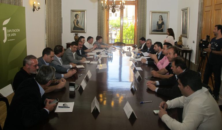 Firma convenio con alcaldes de Campiña Norte y Sierra Morena Firma convenio con alcaldes de Campiña Norte y Sierra Morena