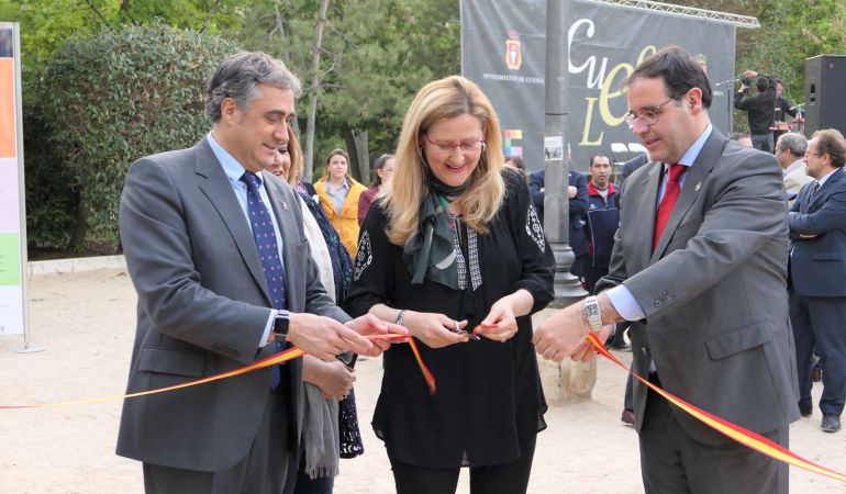 Ángel Mariscal (i), con Luz Gabás y Benjamín Prieto (d), en la inauguración de la Feria Ángel Mariscal (i), con Luz Gabás y Benjamín Prieto (d), en la inauguración de la Feria