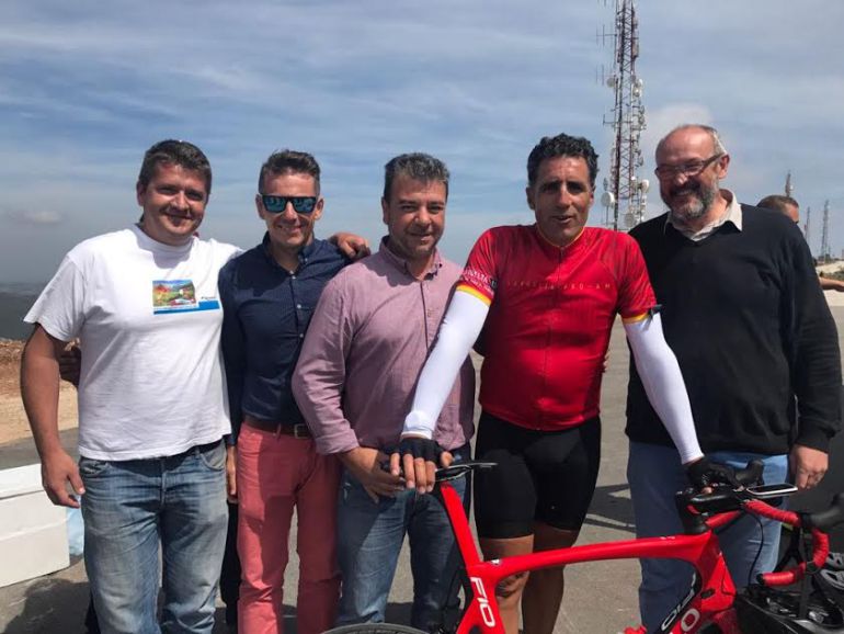 Miguel Indurain, tras inspeccionar la final de la Vuelta Ciclista a España, con lazo negro en su brazo. Miguel Indurain, tras inspeccionar la final de la Vuelta Ciclista a España, con lazo negro en su brazo.