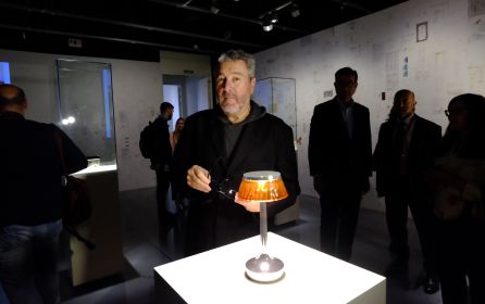 El artista junto a algunas de sus obras que se pueden visitar hasta el 17 de septiembre en Málaga El artista junto a algunas de sus obras que se pueden visitar hasta el 17 de septiembre en Málaga