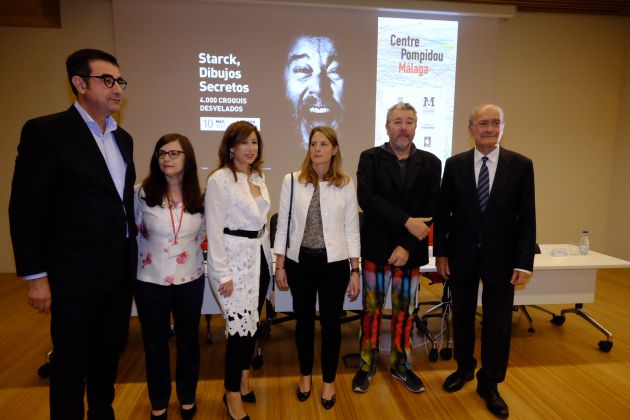 El autor junto a las autoridades en Málaga durante la inauguración El autor junto a las autoridades en Málaga durante la inauguración