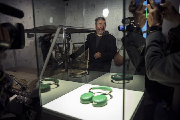 El diseñador Philippe Starck recorre hoy la nueva exposición temporal del Centre Pompidou Málaga, que reúne más de 4.000 dibujos y croquis que se exponen por primera vez al público , y una treintena de objetos del artista francés, entre ellos el famoso exprimidor "Juicy Salif". El diseñador Philippe Starck recorre hoy la nueva exposición temporal del Centre Pompidou Málaga, que reúne más de 4.000 dibujos y croquis que se exponen por primera vez al público , y una treintena de objetos del artista francés, entre ellos el famoso exprimidor "Juicy Salif".