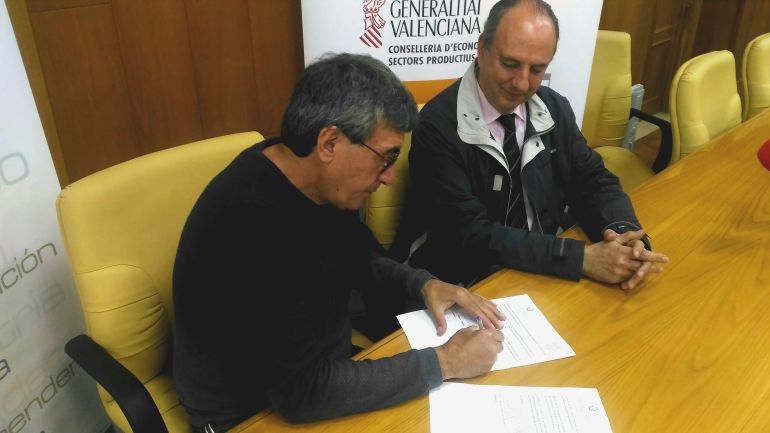 Vicente Deltell, concejal de desarrollo, y Miguel Millana, presidente de FEVES, durante la firma del convenio. Vicente Deltell, concejal de desarrollo, y Miguel Millana, presidente de FEVES, durante la firma del convenio.