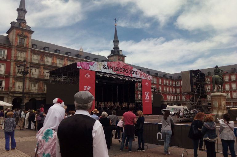 Una pareja de chulapos observa los ensayos del espectáculo en la Plaza Mayor. Una pareja de chulapos observa los ensayos del espectáculo en la Plaza Mayor.
