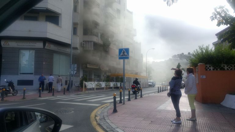 Imagen del humo provocado por el incendio ocurrido en la cocina de la cafeteria sexitana Imagen del humo provocado por el incendio ocurrido en la cocina de la cafeteria sexitana