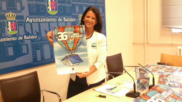 La concejala de cultura durante la presentación del cartel anunciador y el programa de la XXVI Feria del Libro de Badajoz La concejala de cultura durante la presentación del cartel anunciador y el programa de la XXVI Feria del Libro de Badajoz