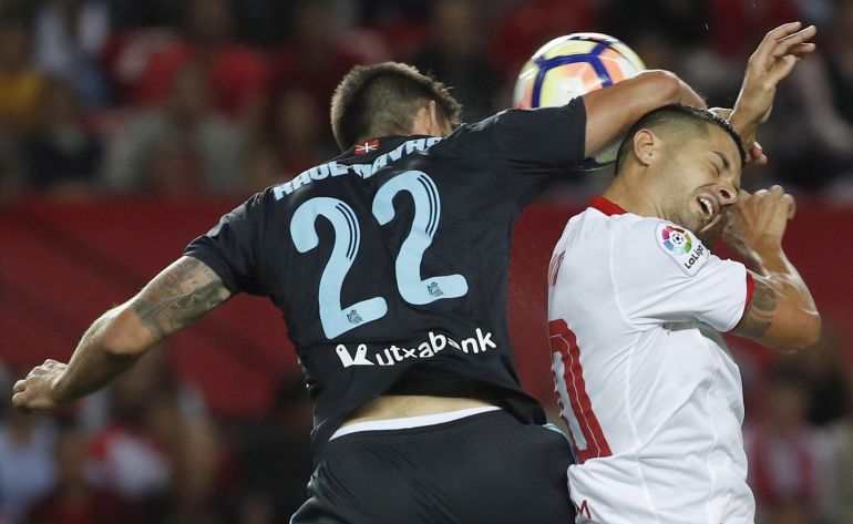 Raúl Navas disputa un balón con Vitolo en el último partido de la Real en Sevilla Raúl Navas disputa un balón con Vitolo en el último partido de la Real en Sevilla