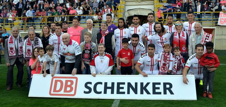 Los jugadores de la Cultural posan junto a aficionados Los jugadores de la Cultural posan junto a aficionados