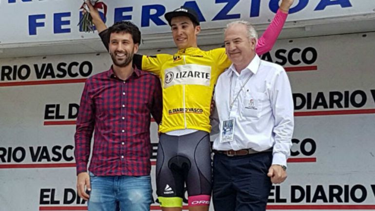Sergio Samitier posa con el maillot de líder de la vuelta al Bidasoa junto al director Antxon Mendía y el patrocinador, Ager Lasurtegi
