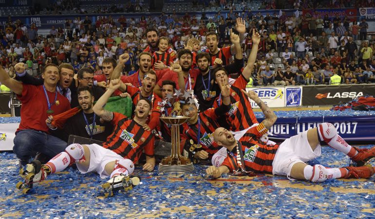 La plantilla del Reus Deportiu celebra la Copa d'Europa. La plantilla del Reus Deportiu celebra la Copa d'Europa.