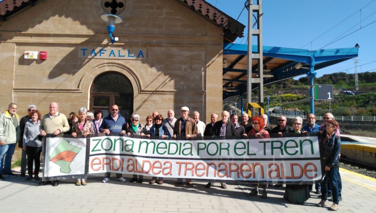 Miembros de la AZMT denuncian el cierre parcial de la taquilla de la estación de Tafalla