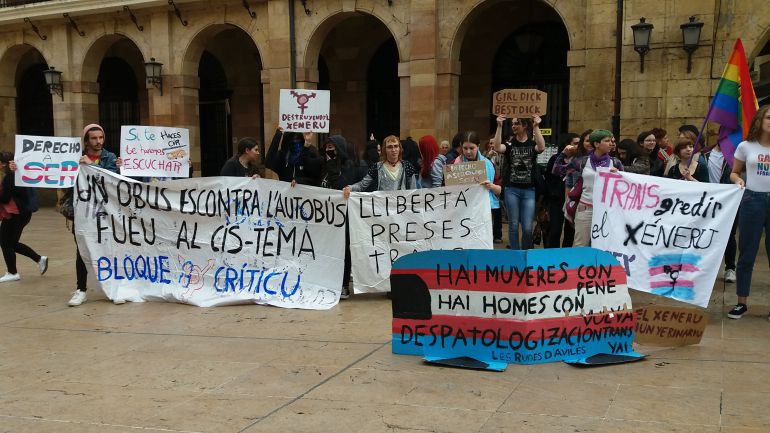 Protesta de colectivos LGTBIQ en Oviedo contra el autobús de HazteOír. Plaza del Ayuntamiento de Oviedo. Protesta de colectivos LGTBIQ en Oviedo contra el autobús de HazteOír. Plaza del Ayuntamiento de Oviedo.