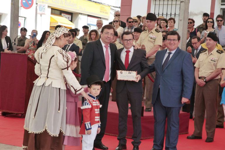 El presidente de la Diputación provincial de Badajoz, Miguel Angel Gallardo, recogía el premio de manos del presidente de la Junta, Guillermo Fdez. vara y el alcalde de La Albuera, Manuel Antonio Díaz. El presidente de la Diputación provincial de Badajoz, Miguel Angel Gallardo, recogía el premio de manos del presidente de la Junta, Guillermo Fdez. vara y el alcalde de La Albuera, Manuel Antonio Díaz.