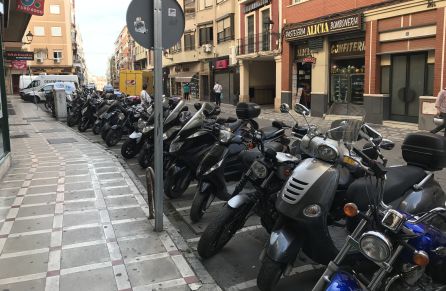 Motos aparcadas en la calle Álamos. Motos aparcadas en la calle Álamos.
