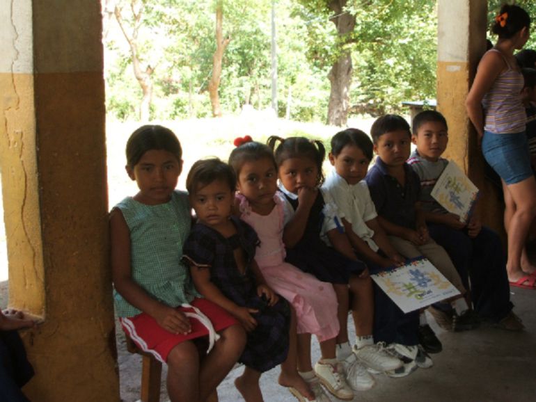 Grupo de niños y niñas que participan en una actividad educativa organizada por Axunica en Nicaragua Grupo de niños y niñas que participan en una actividad educativa organizada por Axunica en Nicaragua