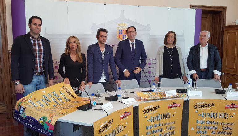Representantes institucionales presentan la 14 edición del Festival Palencia Sonora junto a uno de los miembros de la organización, David Frechilla (tercero por la izquierda) Representantes institucionales presentan la 14 edición del Festival Palencia Sonora junto a uno de los miembros de la organización, David Frechilla (tercero por la izquierda)