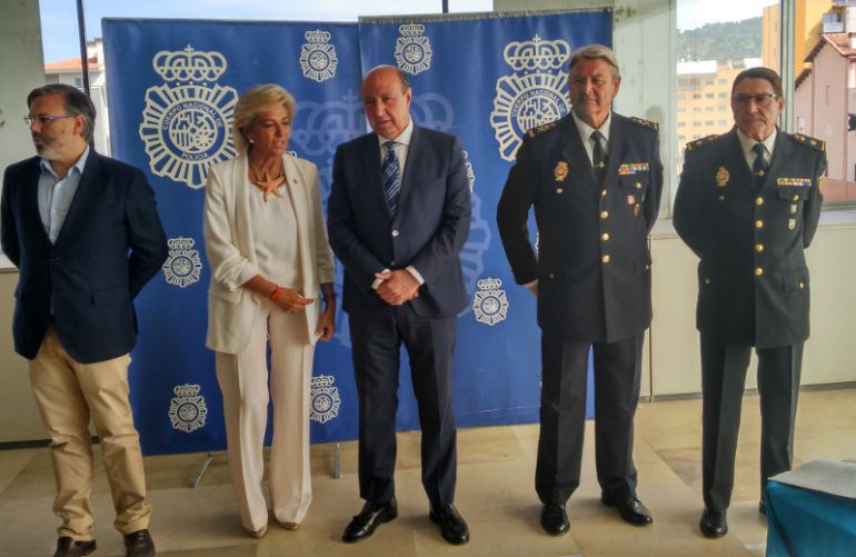 Autoridades durante la toma de posesión del nuevo inspector-jefe del CNP en Plasencia. De Izq a Dcha: Alcalde de Plasencia, Delegada del Gobierno, Director General del CNP, Jefe Superior de CNP de Extremadura e Inspector-Jefe de Plasencia Autoridades durante la toma de posesión del nuevo inspector-jefe del CNP en Plasencia. De Izq a Dcha: Alcalde de Plasencia, Delegada del Gobierno, Director General del CNP, Jefe Superior de CNP de Extremadura e Inspector-Jefe de Plasencia