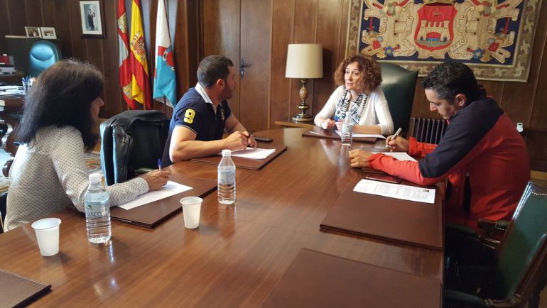 La alcaldesa reunida con los representantes de la Central Hortofrutícola del Bierzo La alcaldesa reunida con los representantes de la Central Hortofrutícola del Bierzo