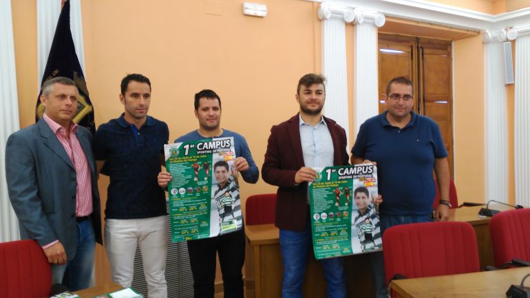 Miembros del gobierno municipal y de la organización del campus posan con el cartel del evento Miembros del gobierno municipal y de la organización del campus posan con el cartel del evento