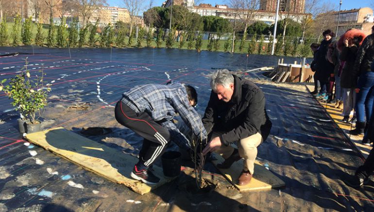 Un alumno del IES Iñaki Ochoa de Olza plantando unl arbusto con la ayuda de Joseba Asirón, alcalde de Pamplona. Es una de las plantaciones realizadas en los últimos meses Un alumno del IES Iñaki Ochoa de Olza plantando unl arbusto con la ayuda de Joseba Asirón, alcalde de Pamplona. Es una de las plantaciones realizadas en los últimos meses