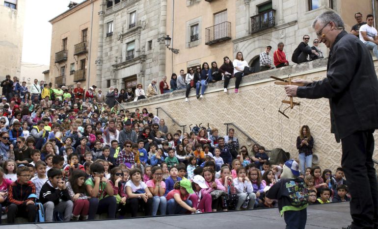Imagen de una de las actuaciones de calle de Titirimundi.EFE-Pablo Martín Imagen de una de las actuaciones de calle de Titirimundi.EFE-Pablo Martín
