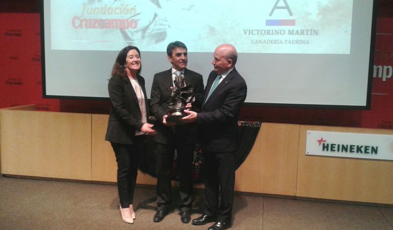 El ganadero Victorino Martín recibe el trofeo 'Blanco y Oro' de manos de Ada Bernal, directora de Relaciones Institucionales de Heineken, y Julio Cuesta, presidente honorario de la Fundación Cruzcampo El ganadero Victorino Martín recibe el trofeo 'Blanco y Oro' de manos de Ada Bernal, directora de Relaciones Institucionales de Heineken, y Julio Cuesta, presidente honorario de la Fundación Cruzcampo
