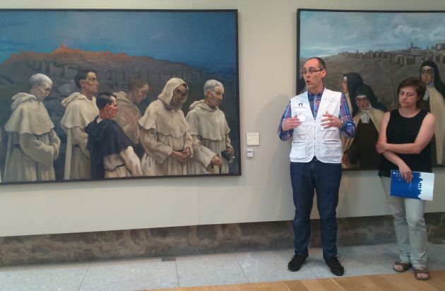 Miembros de la Fundación Santa María la Real del Patrimonio enseñan uno de los pequeños sensores que se han ubicado en la colección Guido Caprotti Miembros de la Fundación Santa María la Real del Patrimonio enseñan uno de los pequeños sensores que se han ubicado en la colección Guido Caprotti