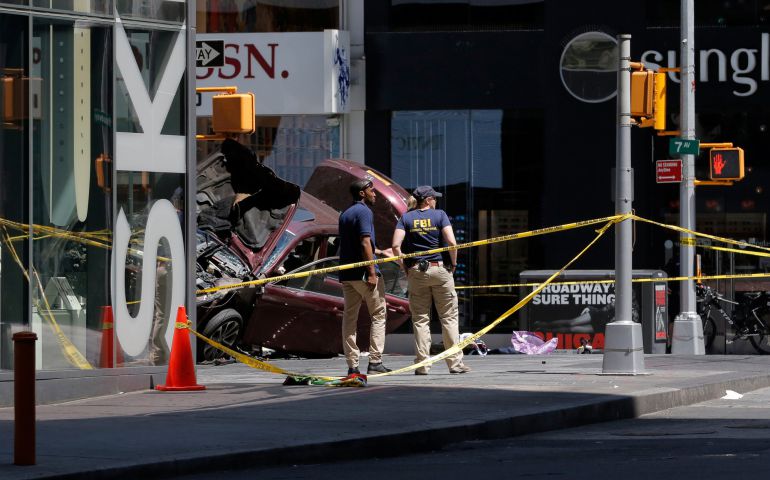 Investigadores del FBI en Times Square junto al coche estrellado Investigadores del FBI en Times Square junto al coche estrellado