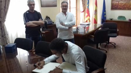 Raúl Alarcón firmando en el libro de honor Raúl Alarcón firmando en el libro de honor
