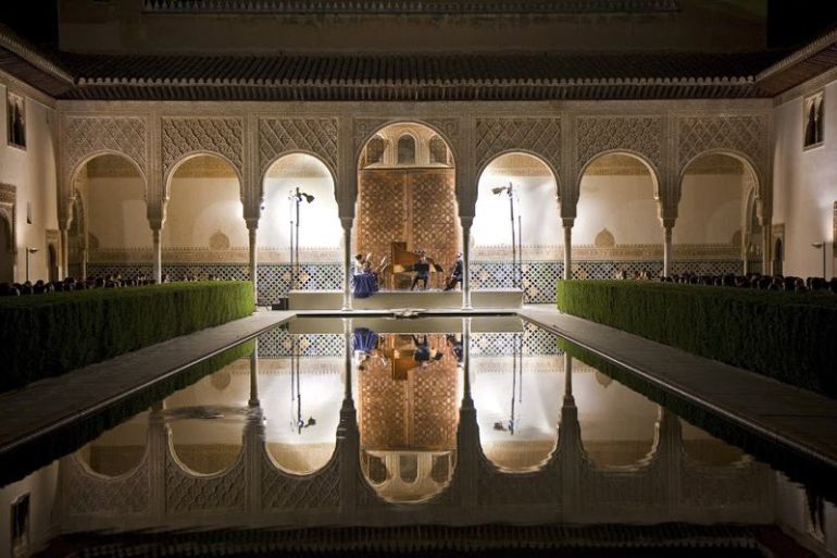 Concierto en el Patio de los Arrayanes de La Alhambra durante una edición del Festival de Música y Danza. Concierto en el Patio de los Arrayanes de La Alhambra durante una edición del Festival de Música y Danza.