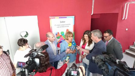 La Consejera atiende a los medios de comunicación antes de iniciar el acto La Consejera atiende a los medios de comunicación antes de iniciar el acto