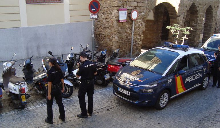 Agentes de la Policía Nacional Agentes de la Policía Nacional