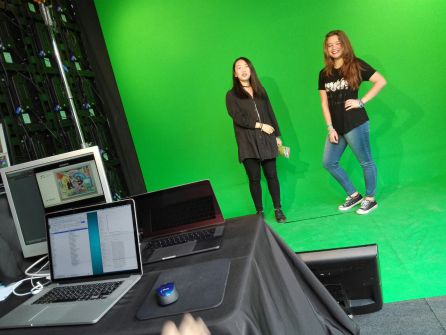 Dos jóvenes posan delante del croma en la instalación del Thyssen-Bornemisza : Entra en el cuadro Dos jóvenes posan delante del croma en la instalación del Thyssen-Bornemisza : Entra en el cuadro