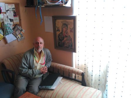 Manuel Rojas, en su casa de alquiler del barrio de Argüelles. Manuel Rojas, en su casa de alquiler del barrio de Argüelles.