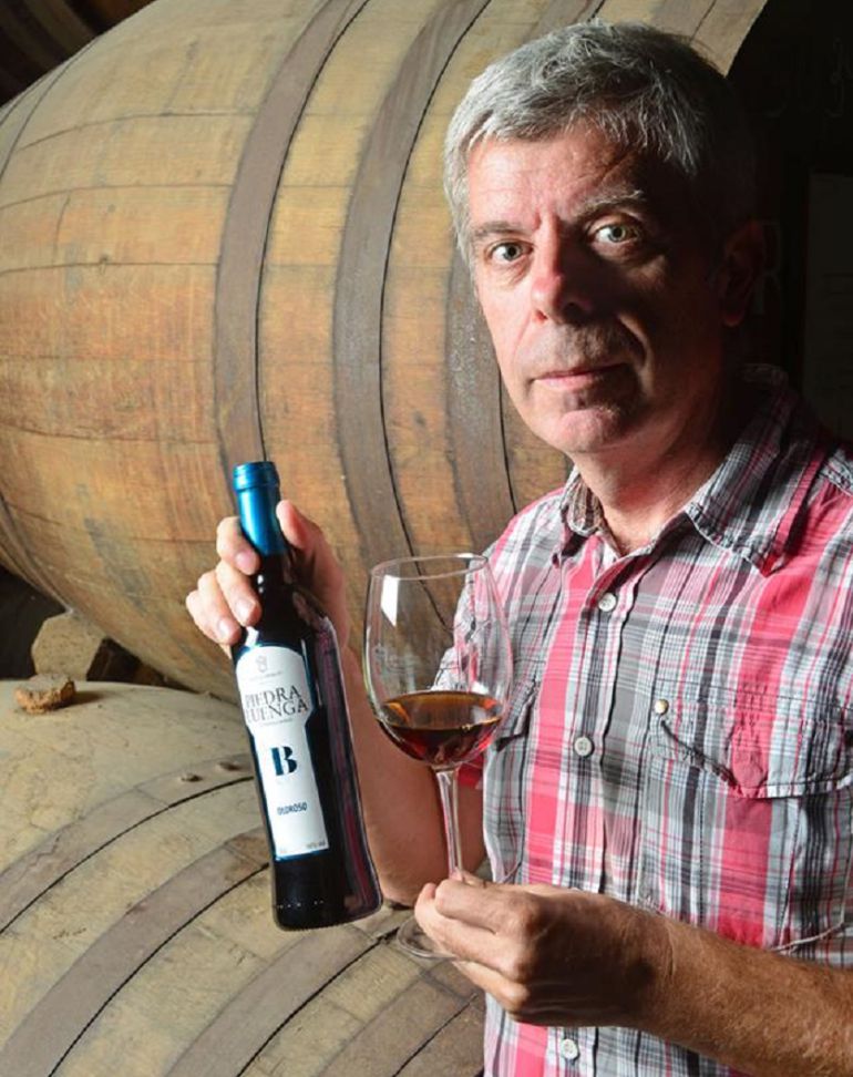 Francisco Robles con una botella de su vino ecológico, el 'Piedraluenga' Francisco Robles con una botella de su vino ecológico, el 'Piedraluenga'