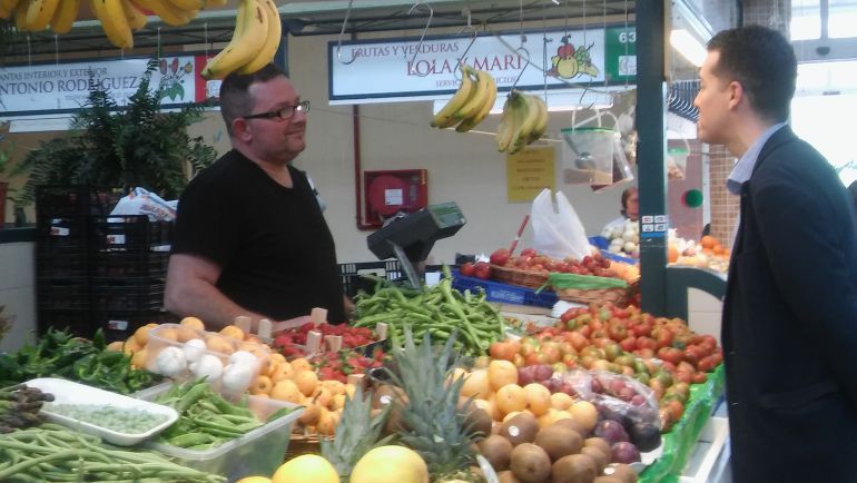 El alcalde, Rubén Alfaro, conversa con un tendero en el Mercado Central, en una imagen de archivo El alcalde, Rubén Alfaro, conversa con un tendero en el Mercado Central, en una imagen de archivo