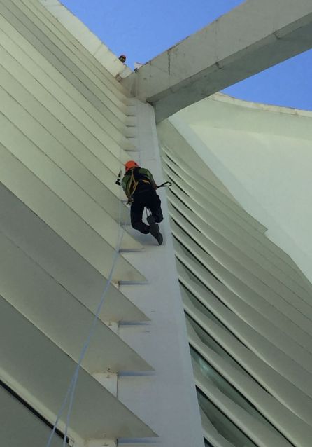 La escaladora Rachel Pohl y el veterano escalador valenciano y coronador del Everest, Rafa Vidaurre, preparando la "subida" al Hemisfèric La escaladora Rachel Pohl y el veterano escalador valenciano y coronador del Everest, Rafa Vidaurre, preparando la "subida" al Hemisfèric