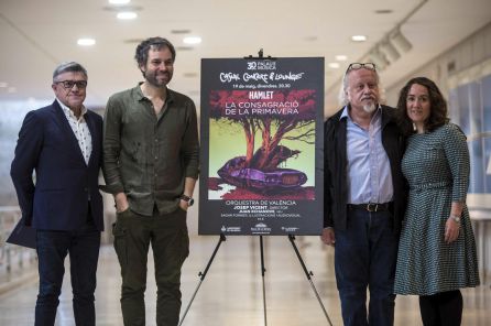 La presidenta del Palau de la Música de València, Gloria Tello (d), junto al director del Palau, Vicente Ros (i), el actor Juan Echanove (2d) y el director Josep Vicent (2i), presentan la segunda edición del proyecto "Casual concert & lounge", con la Orquesta de València La presidenta del Palau de la Música de València, Gloria Tello (d), junto al director del Palau, Vicente Ros (i), el actor Juan Echanove (2d) y el director Josep Vicent (2i), presentan la segunda edición del proyecto "Casual concert & lounge", con la Orquesta de València
