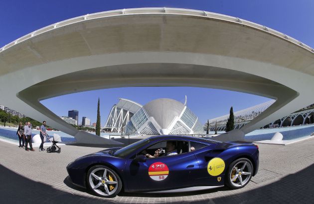 Ferrari conmemora su 70 aniversario con un desfile de coches en Valencia Ferrari conmemora su 70 aniversario con un desfile de coches en Valencia