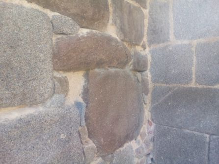 Detenida por "limpiar" la Muralla de Ávila con un cuchillo Detenida por "limpiar" la Muralla de Ávila con un cuchillo