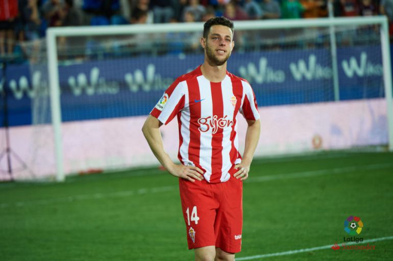 Burgui llora tras el descenso del Sporting en Eibar. Burgui llora tras el descenso del Sporting en Eibar.