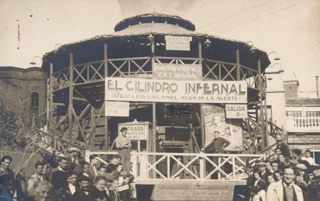 El cilindro infernal , una de las atracciones de la Feria de Córdoba de 1932 El cilindro infernal , una de las atracciones de la Feria de Córdoba de 1932