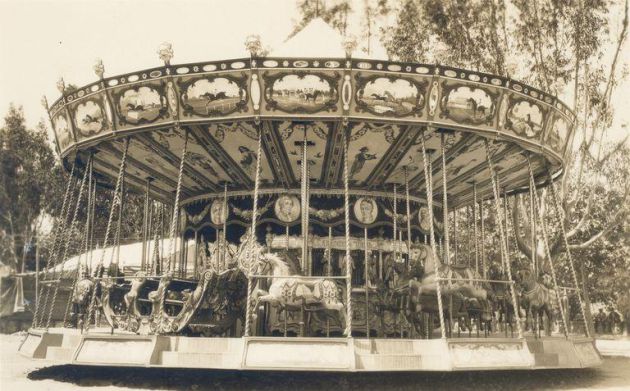 Un clásico: el tiovivo de la Feria del Paseo de la Victoria Un clásico: el tiovivo de la Feria del Paseo de la Victoria