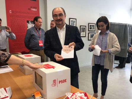 Javier Lambán votando en Ejea de los Caballeros