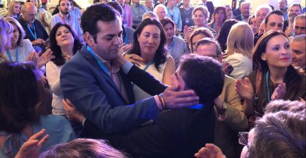 Miguel Moreno (derecha) felicita a Juan Diego Requena (izquierda) después de conocer los resultados. Miguel Moreno (derecha) felicita a Juan Diego Requena (izquierda) después de conocer los resultados.