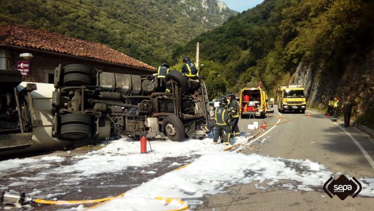 Los bomberos del SEPA intervinieron para rescatar al conductor y contener el vertido de combustible. Los bomberos del SEPA intervinieron para rescatar al conductor y contener el vertido de combustible.