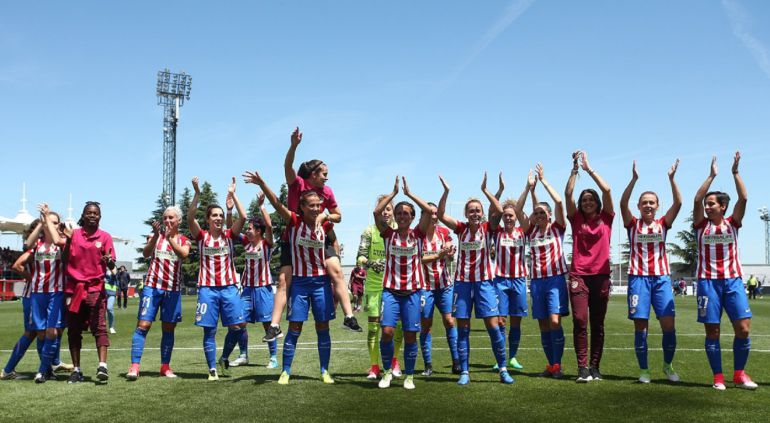 Jugadoras del Atlético de Madrid femenino celebrando el triunfo en el campeonato de liga 2016-17 Jugadoras del Atlético de Madrid femenino celebrando el triunfo en el campeonato de liga 2016-17