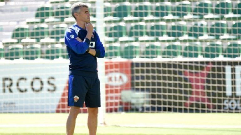 Vicente Parras sigue con atención un entrenamiento en el Martínez Valero Vicente Parras sigue con atención un entrenamiento en el Martínez Valero